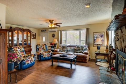 Private Hot Tub & Covered Deck: Cozy Whittier Gem House in Qualla