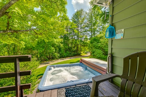 Private Hot Tub & Covered Deck: Cozy Whittier Gem House in Qualla