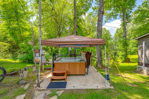 Fireside Relaxation: Pet-Friendly Whittier Getaway Apartment in Qualla
