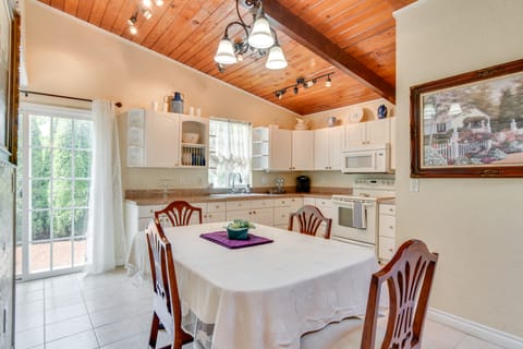 Explore, Work & Unwind: Pet-Friendly Aloha Unit Apartment in Hillsboro