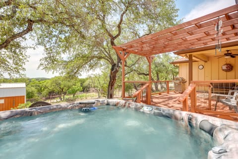 'Lodge at Rocky Creek' w/ Private Hot Tub & Yard! House in Canyon Lake