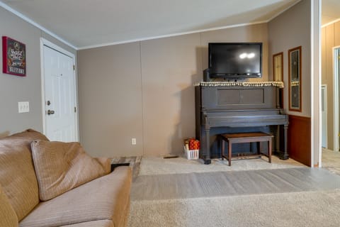 Tennessee Vacation Rental ~ 2 Mi to Windrock Park! House in Oak Ridge