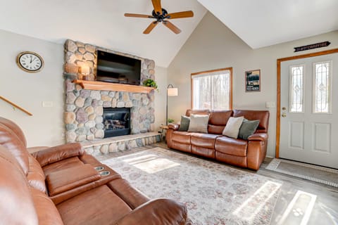 Roscommon Retreat w/ Deck ~ 1 Mile to Higgins Lake House in Michigan