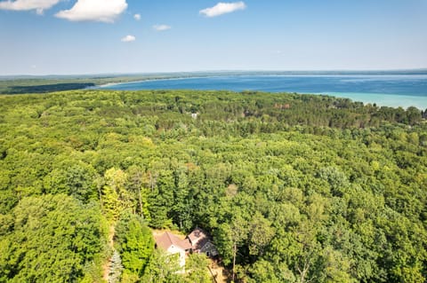 Roscommon Retreat w/ Deck ~ 1 Mile to Higgins Lake House in Michigan