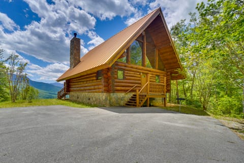 Gatlinburg Cabin w/ Mtn-View Deck ~ 11 Mi to Dtwn Apartment in Pittman Center