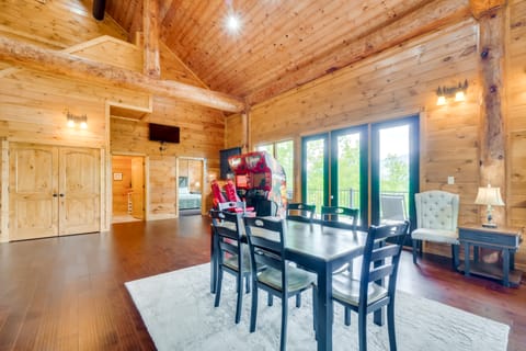 Gatlinburg Vacation Rental w/ Private Hot Tub! House in Pittman Center