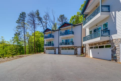 2 Mi to Village & Lake! Charming Helen Retreat Apartment in Helen