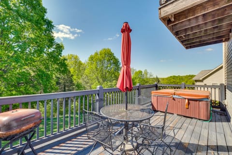 Taylorsville Lake Cottage Rental w/ Hot Tub! Cottage in Indiana