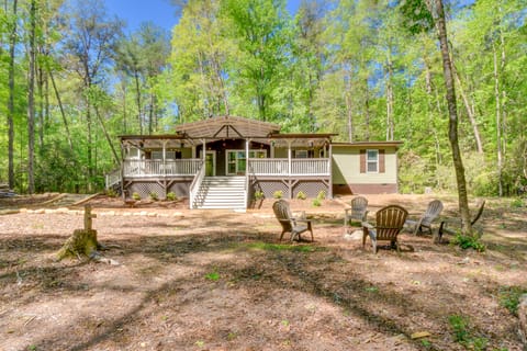 8 Mi to Helen: Sautee Nacoochee Home w/ Hot Tub House in White County