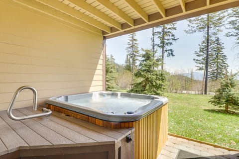 Ski-In/Ski-Out Whitefish Duplex w/ Hot Tub! Apartment in Whitefish