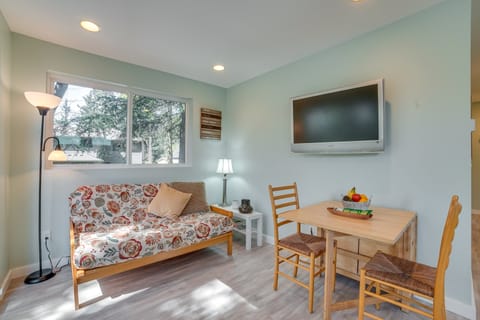 13 Mi to Dtwn Seattle! 'The Nest' Apt w/ Balcony Apartment in Bellevue