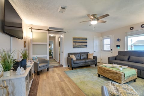 < 1/2 Mi to Beach! Hot Tub Haven in Galveston House in Galveston Island