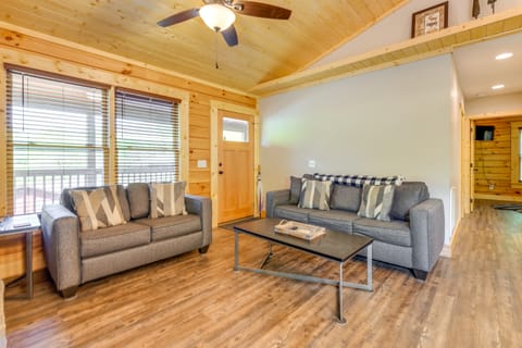 Maggie Valley Cabin 4 Mi to Cataloochee Ski Area! House in Maggie Valley