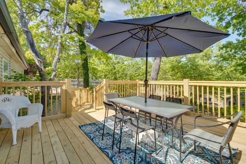 Charming Mountain Home Retreat: Walk to Marina! House in Norfork Lake