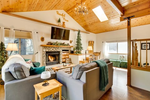 'Peaceful Pines' Running Springs Home w/ 3 Decks House in Running Springs