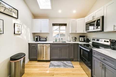 Modern Pacific Vacation Rental: 5 Mi to Lake Tapps House in Auburn