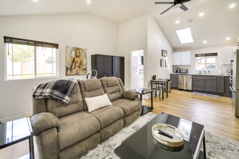 Modern Pacific Vacation Rental: 5 Mi to Lake Tapps House in Auburn