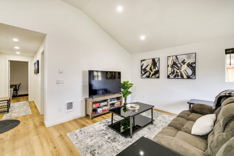 Modern Pacific Vacation Rental: 5 Mi to Lake Tapps House in Auburn
