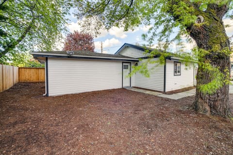 Modern Pacific Vacation Rental: 5 Mi to Lake Tapps House in Auburn