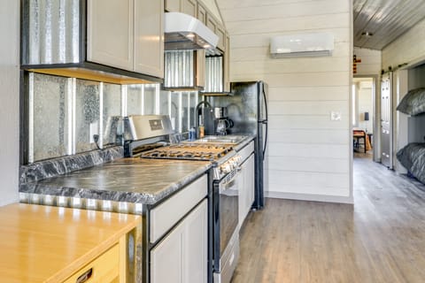 On-Site Fishing & Hiking: Philippi Ranch House House in Shenandoah Valley