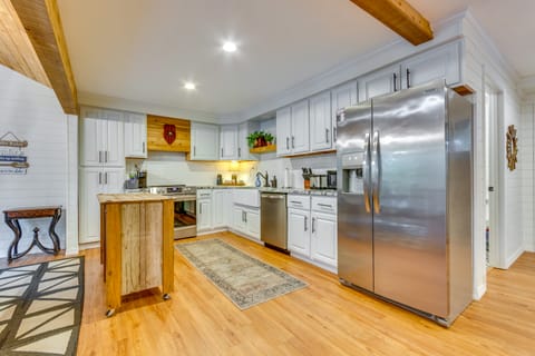 Lakefront Arkansas Abode - Deck, Grill & Fire Pit House in Arkansas