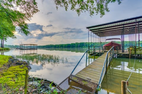 Lakefront Arkansas Abode - Deck, Grill & Fire Pit House in Arkansas