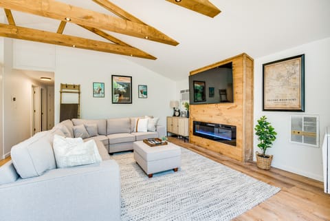 Deck & Community Perks: Bright Pocono Lake Home! House in Coolbaugh Township