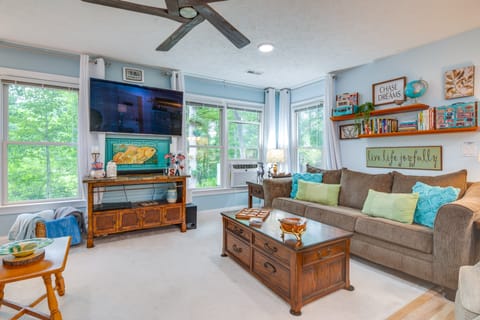 Creekside Hendersonville Haven: Hot Tub & Fire Pit Apartment in Flat Rock