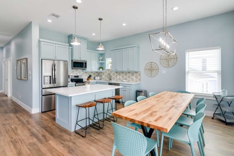 Steps to Coast: Gorgeous Beach House in Galveston House in Hitchcock