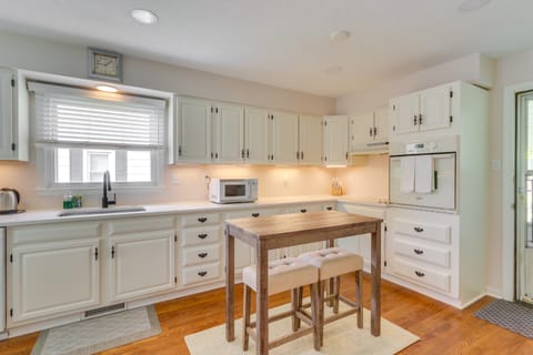 Pet-Friendly Berryville Home: Walk to Main Street! House in Berryville