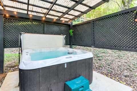 Modern Waynesville Cabin ~ 9 Mi to Lake Junaluska! House in Maggie Valley