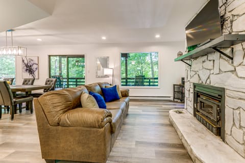 Modern Waynesville Cabin ~ 9 Mi to Lake Junaluska! House in Maggie Valley