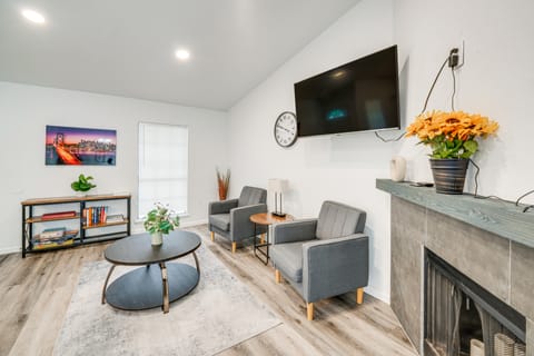 Game Room & Patio: Family Home in The Colony! House in The Colony