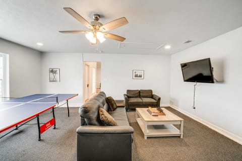 Game Room & Patio: Family Home in The Colony! House in The Colony