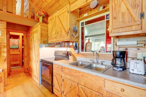 Secluded Mountain Cabin w/ Decks + Gazebo! House in Tennessee