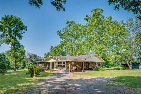 Delaware Vacation Rental: Walk to Lake Dardanelle! House in Arkansas