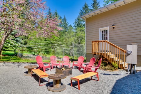 Washington Retreat: Fire Pit, Hot Tub & Ping Pong! House in Washington