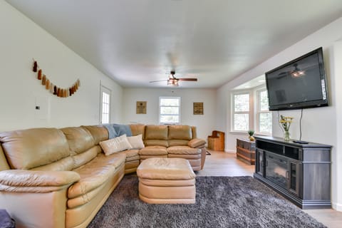 Washington Retreat: Fire Pit, Hot Tub & Ping Pong! House in Washington