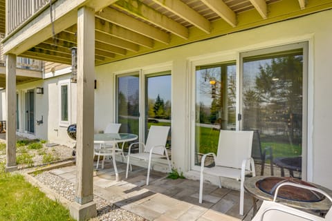 Ski-In/Ski-Out Bromley Mtn Condo: Wood Fireplace! Apartment in Peru