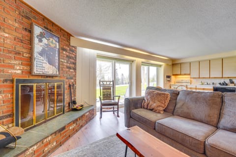 Ski-In/Ski-Out Bromley Mtn Condo: Wood Fireplace! Apartment in Peru