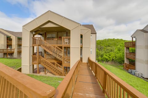 Branson Escape w/ Pool Access, Grill & Balcony! Apartment in Indian Point