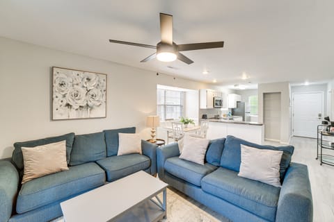 Branson Escape w/ Pool Access, Grill & Balcony! Apartment in Indian Point