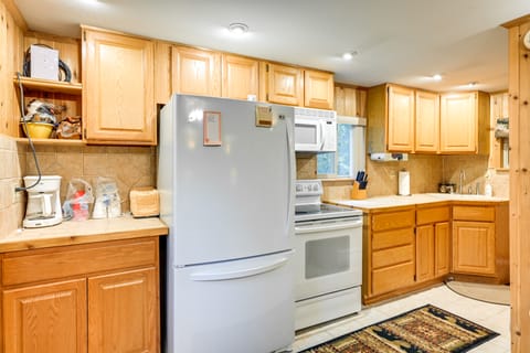 Harrison Cabin w/ Fire Pit & Elbow Lake Access! House in Michigan