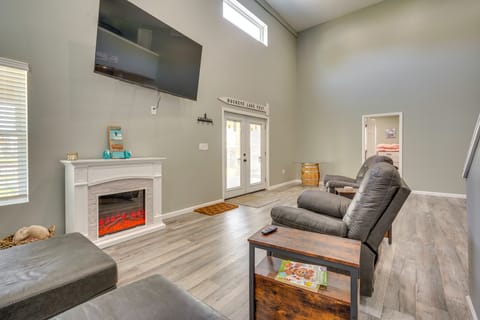 Waterfront Buckeye Lake Vacation Rental w/ Hot Tub House in Ohio