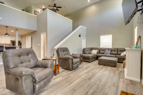 Waterfront Buckeye Lake Vacation Rental w/ Hot Tub House in Ohio