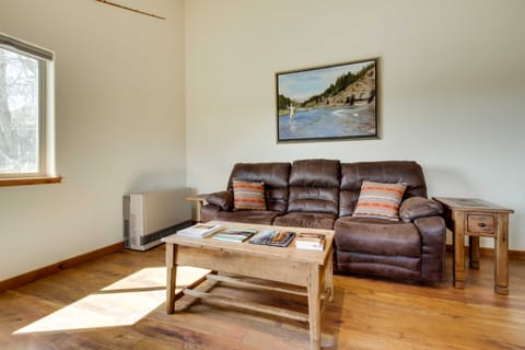 Beautiful Jefferson River Cabin w/ Mountain Views! House in Divide