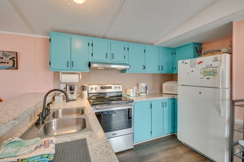 Walk to Shore: Myrtle Beach House w/ Private Deck! House in Garden City