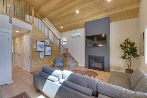 Lakeside Cabin Retreat w/ Private Hot Tub! House in Flathead Lake