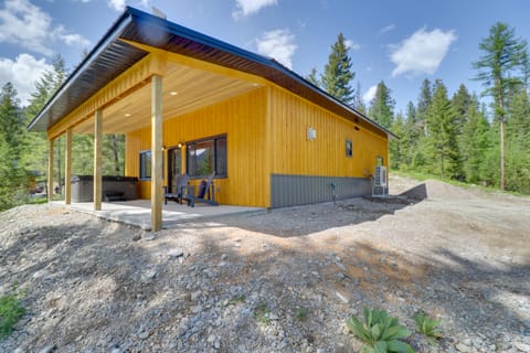Lakeside Cabin Retreat w/ Private Hot Tub! House in Flathead Lake