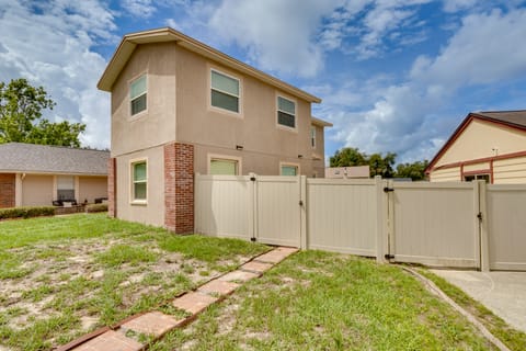 25 Mi to Disney: Home w/ Shared Pool in Orlando House in Orlando